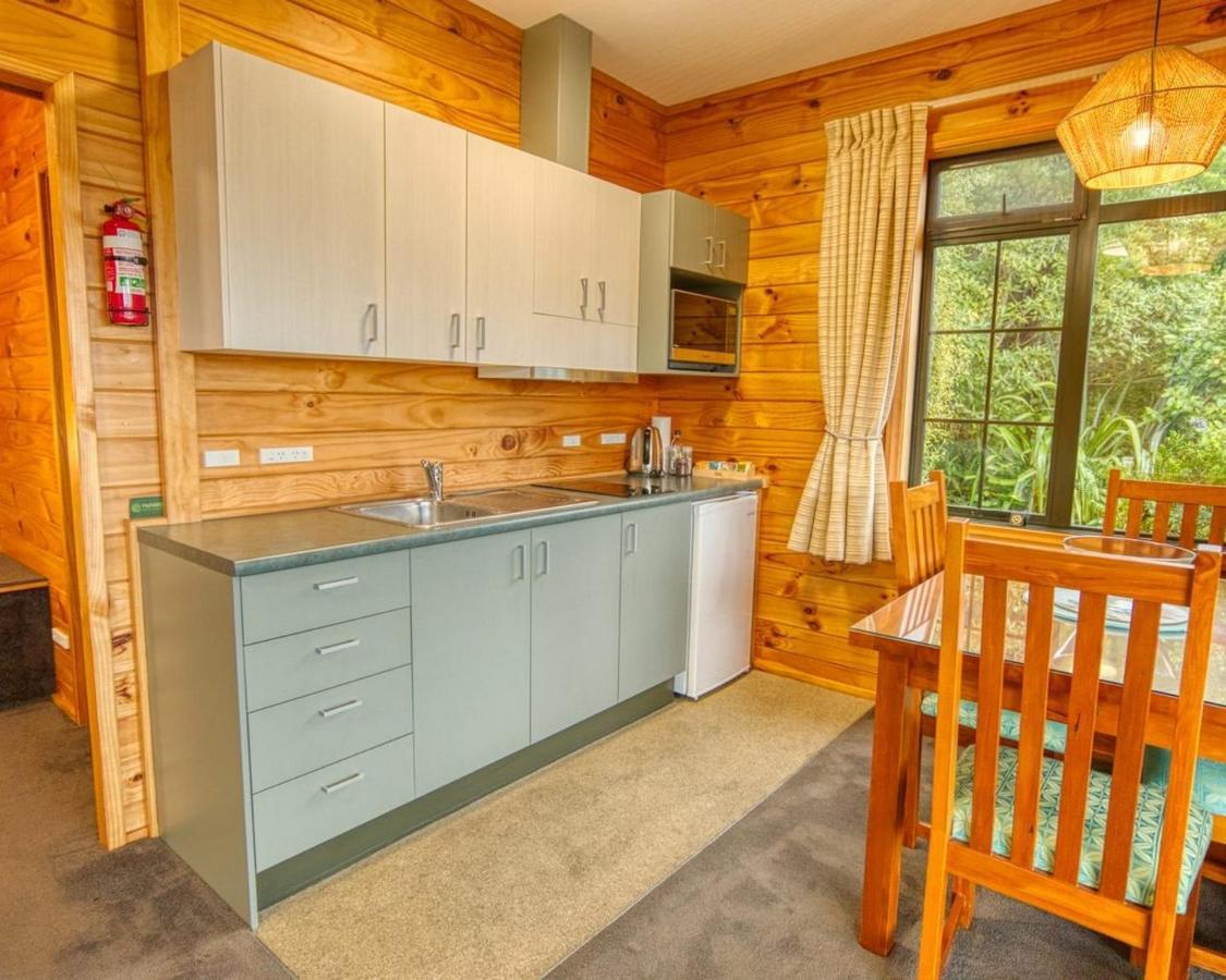 Paparoa Beach Hideaway With Hot Tub Barrytown Exterior foto